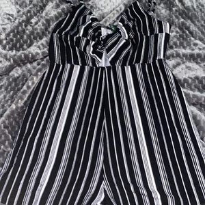 I’m selling this cute romper from wild fable.